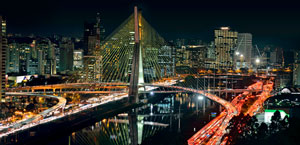 Fotografia noturna da Ponte Estaiada em São Paulo-SP